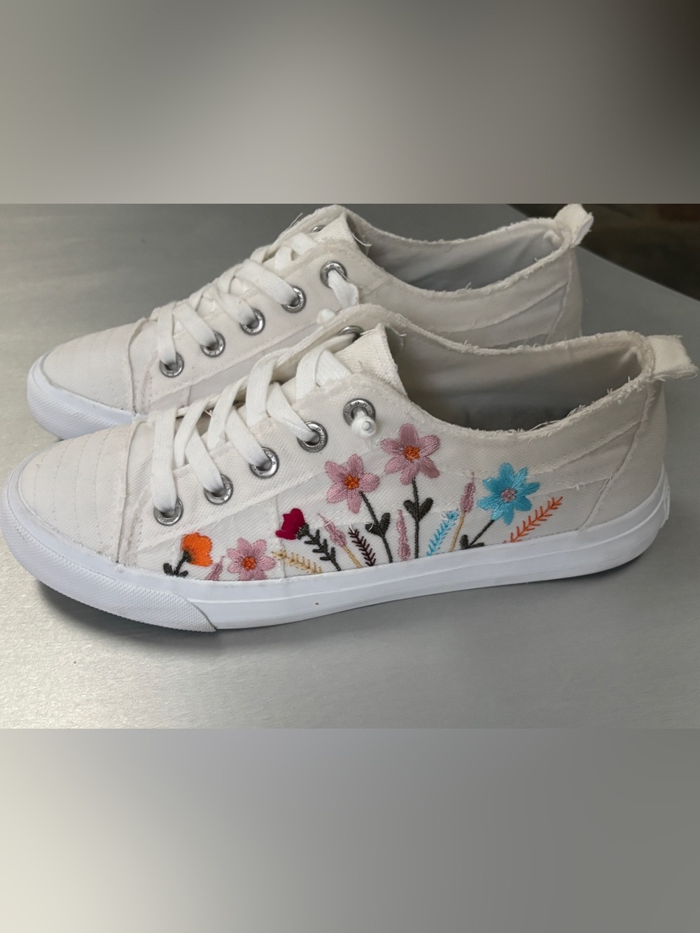 Blow Fish Malibu Slip in Low-Top Sneakers Floral Embroidery 10